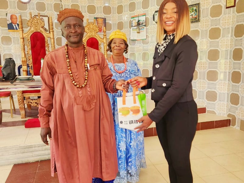 Exchanging gifts with traditional leaders during the courtesy visit